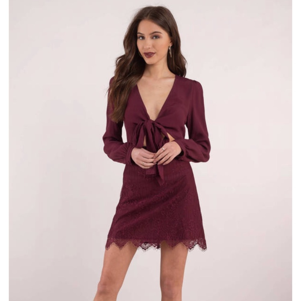 BURGUNDY LACE FRONT-TIE SHIFT DRESS